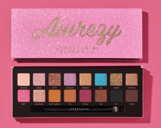 Ce que c'est :
Une palette de fards à paupières comprenant 16 teintes entièrement nouvelles et inspirées par Amrezy.

Ce qu'elle fait :
Cette palette devient votre nouvelle référence pour créer tous les looks que vous pouvez imaginer. Des nudes classiques aux tons rosés ludiques et aux nuances smoky séduisantes. Avec des finis mats et métalliques, ainsi que notre finition pailletée la plus pigmentée à ce jour. La Palette Amrezy en édition limitée d'Anastasia Beverly Hills propose 16 teintes inédites.